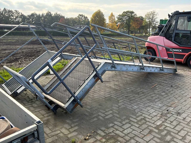 Vaste trap met bordes - afbeelding 1 van  6