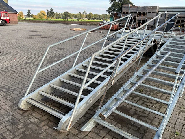 Vaste trap met bordes - afbeelding 2 van  6