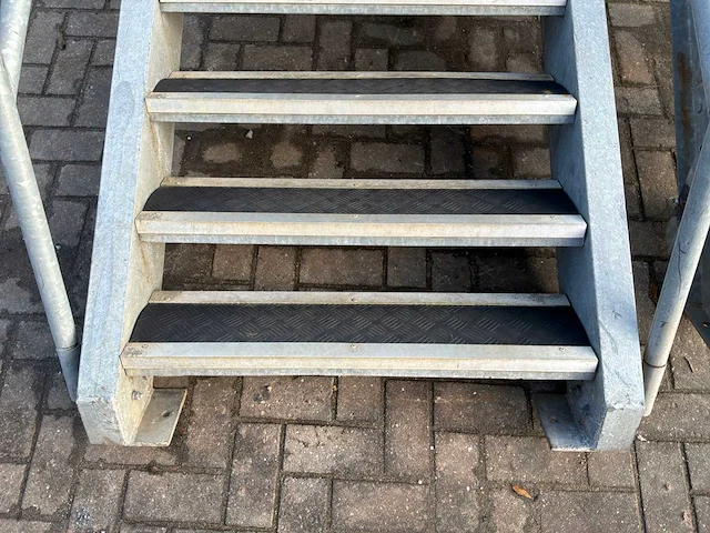 Vaste trap met bordes - afbeelding 4 van  6