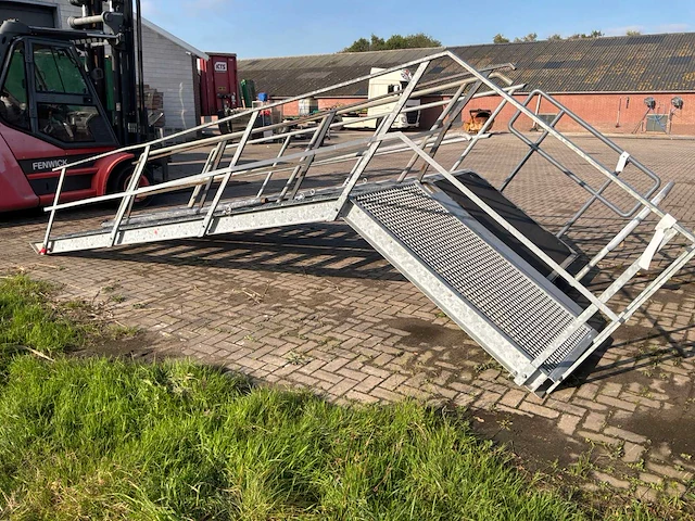 Vaste trap met bordes - afbeelding 1 van  10