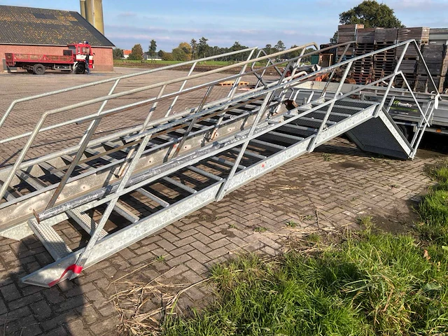 Vaste trap met bordes - afbeelding 3 van  10