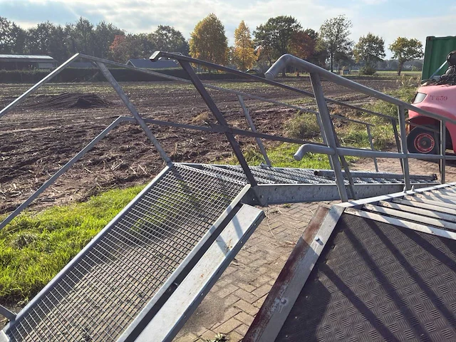 Vaste trap met bordes - afbeelding 6 van  10