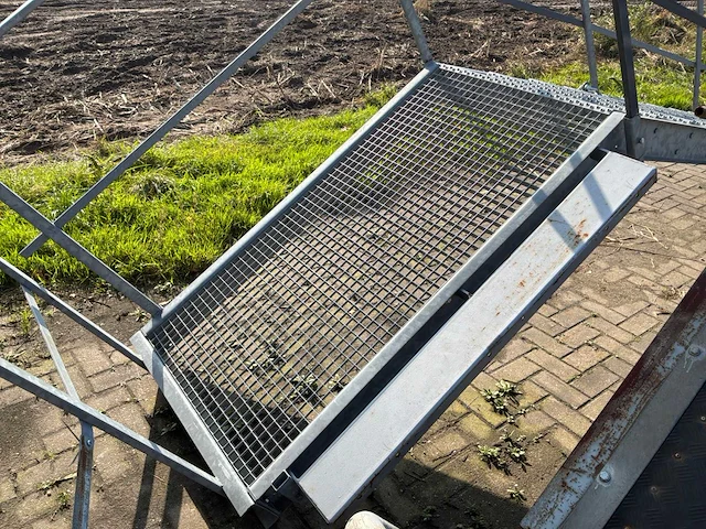 Vaste trap met bordes - afbeelding 7 van  10