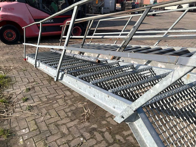 Vaste trap met bordes - afbeelding 9 van  10