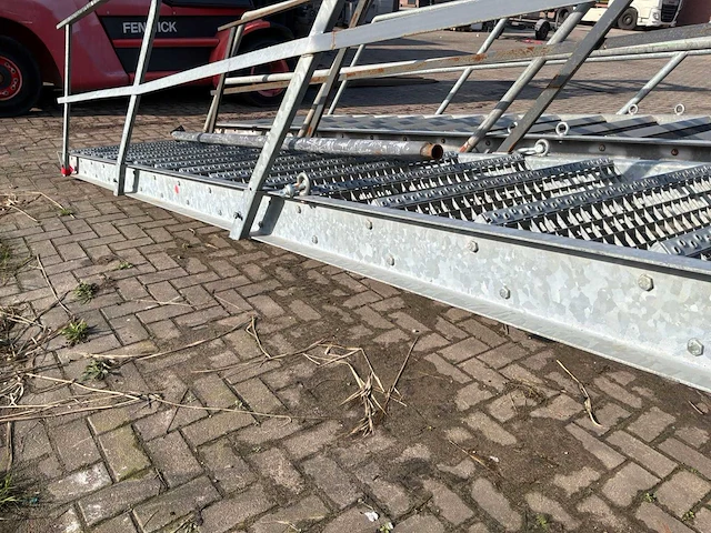 Vaste trap met bordes - afbeelding 10 van  10