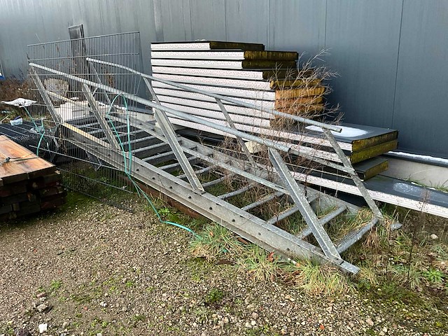 Vaste trap (staal) - afbeelding 1 van  3