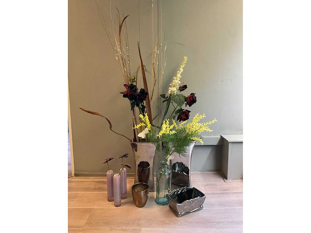 Vazen en kunstbloemen (8x) - afbeelding 1 van  3