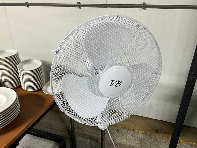 Vb ventilator en kapstok - afbeelding 1 van  1