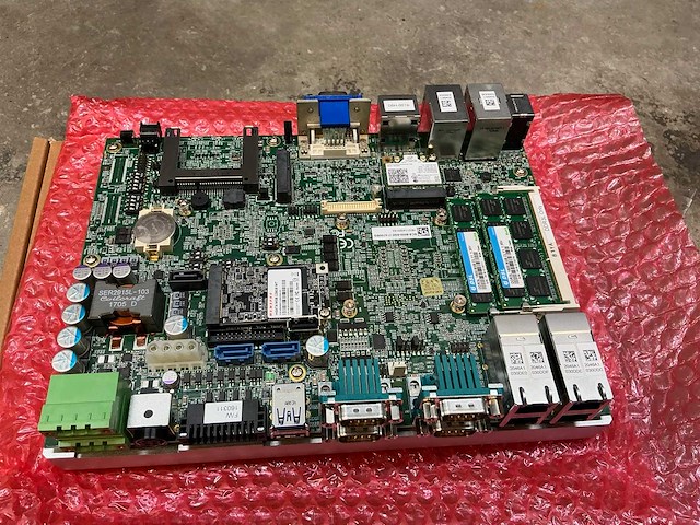 Vecow pcs-8000 industriële pc - afbeelding 4 van  6