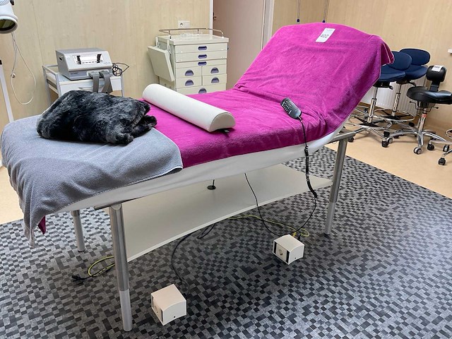 Veda cosmoderm behandeltafel - afbeelding 10 van  17