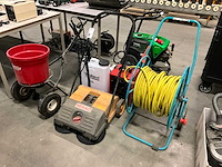 Veegmachine, heater, zoutstrooier, rugspuit en slanghaspel