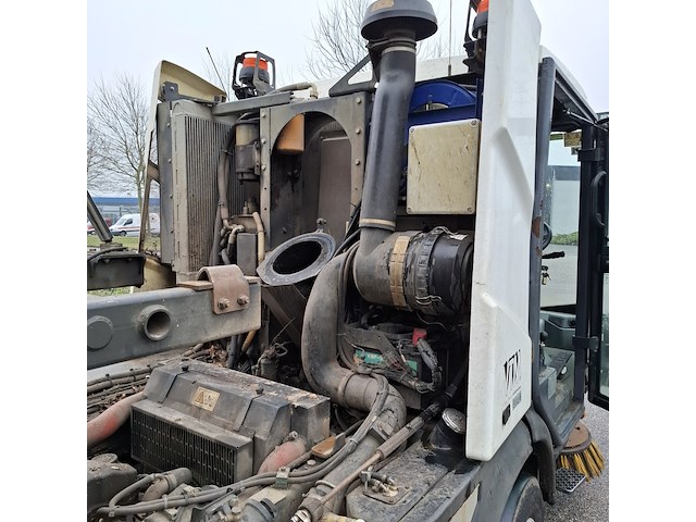 Veegmachine met 3-delige borstel, johnston sweepers, c401 euro 6, 2015 - afbeelding 38 van  56