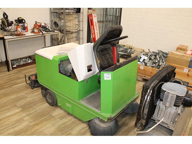 Veegmachine rcm r702e/5 met vier 6v accu's. afgelezen urenstand 3436 uur. - afbeelding 1 van  4