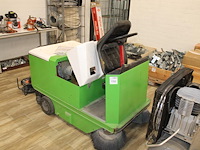 Veegmachine rcm r702e/5 met vier 6v accu's. afgelezen urenstand 3436 uur.