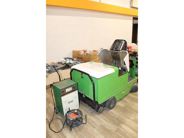 Veegmachine rcm r702e/5 met vier 6v accu's. afgelezen urenstand 3436 uur. - afbeelding 2 van  4