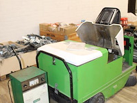 Veegmachine rcm r702e/5 met vier 6v accu's. afgelezen urenstand 3436 uur. - afbeelding 2 van  4