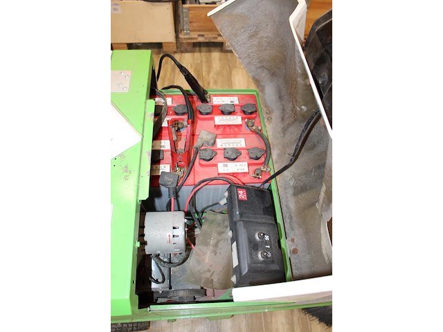 Veegmachine rcm r702e/5 met vier 6v accu's. afgelezen urenstand 3436 uur. - afbeelding 3 van  4