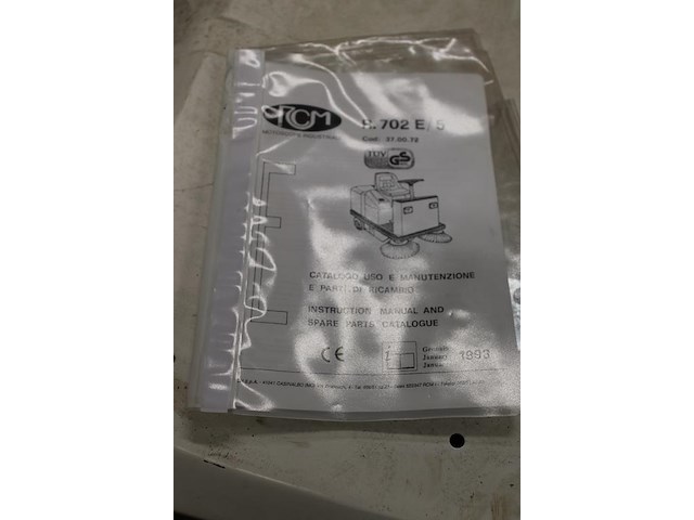 Veegmachine rcm r702e/5 met vier 6v accu's. afgelezen urenstand 3436 uur. - afbeelding 4 van  4