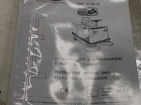 Veegmachine rcm r702e/5 met vier 6v accu's. afgelezen urenstand 3436 uur. - afbeelding 4 van  4