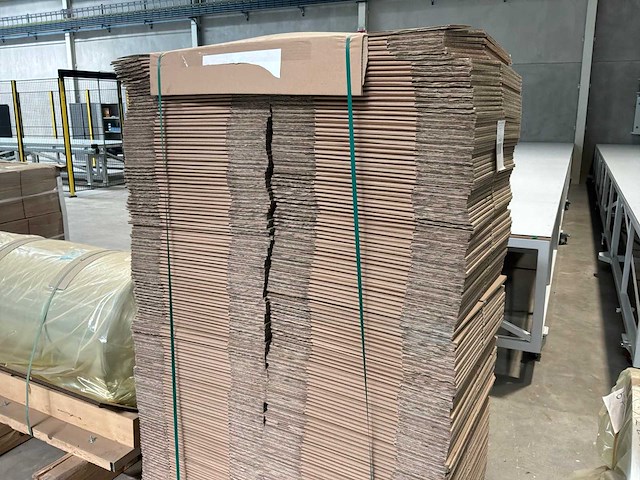 Veel kartonnen dozen - afbeelding 1 van  3