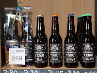 Veertien diverse biertjes 't krut op schap w.o. hop, blond, dubbel, tripple. - afbeelding 1 van  2