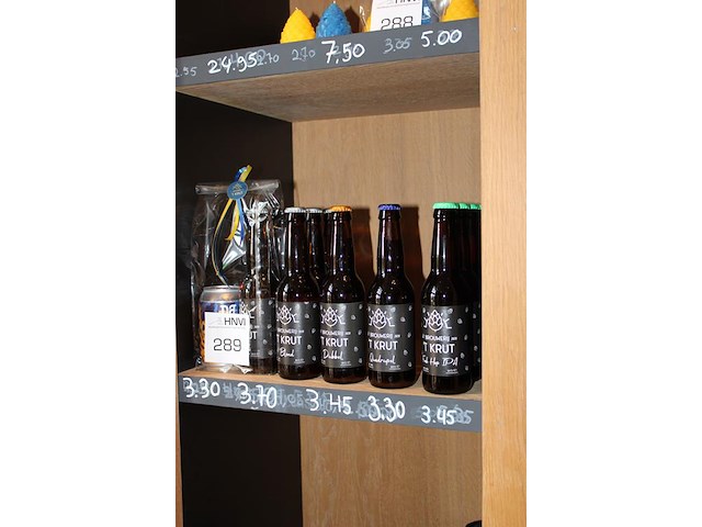 Veertien diverse biertjes 't krut op schap w.o. hop, blond, dubbel, tripple. - afbeelding 2 van  2