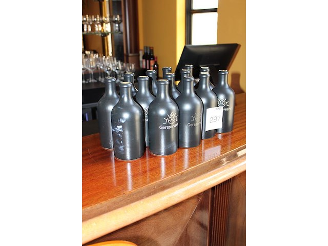 Veertien gereserveerd flesjes. - afbeelding 2 van  3