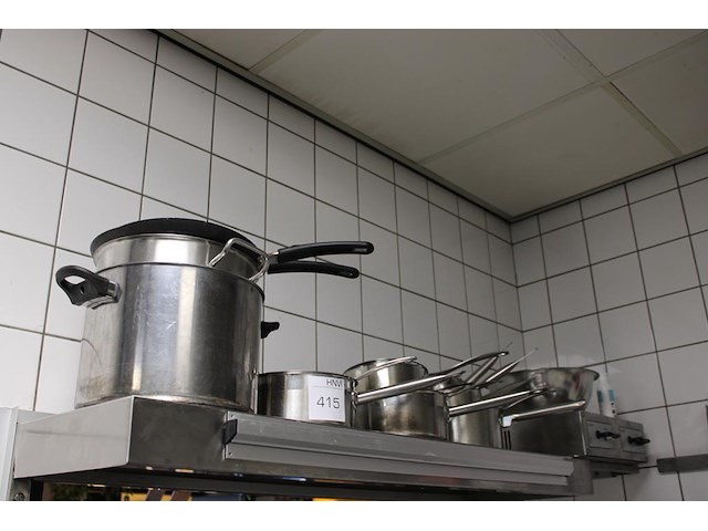 Veertien pannen in diverse uitvoeringen w.o. steelpannen en bakpannen. - afbeelding 1 van  2