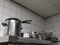 Veertien pannen in diverse uitvoeringen w.o. steelpannen en bakpannen. - afbeelding 1 van  2