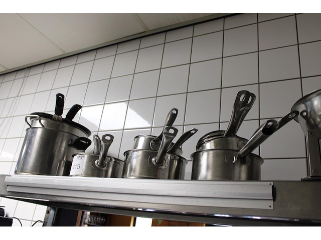 Veertien pannen in diverse uitvoeringen w.o. steelpannen en bakpannen. - afbeelding 2 van  2