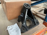 Vehicle spring hanger - afbeelding 1 van  4