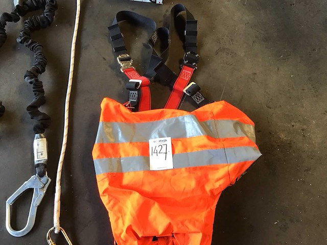 Veiligheidsharnas en diverse veiligheidskabels - afbeelding 2 van  8