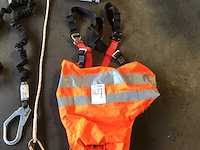 Veiligheidsharnas en diverse veiligheidskabels - afbeelding 2 van  8