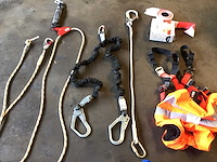 Veiligheidsharnas en diverse veiligheidskabels - afbeelding 4 van  8