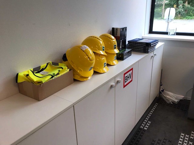 Veiligheidshelm met vest (6x) - afbeelding 1 van  2