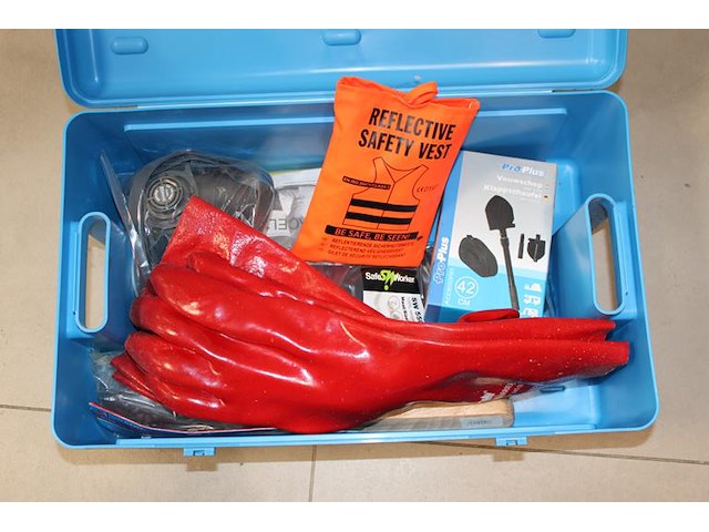 Veiligheidskist medisafe met diverse beschermingsmiddelen. - afbeelding 1 van  2