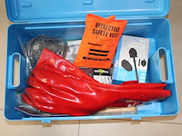 Veiligheidskist medisafe met diverse beschermingsmiddelen.