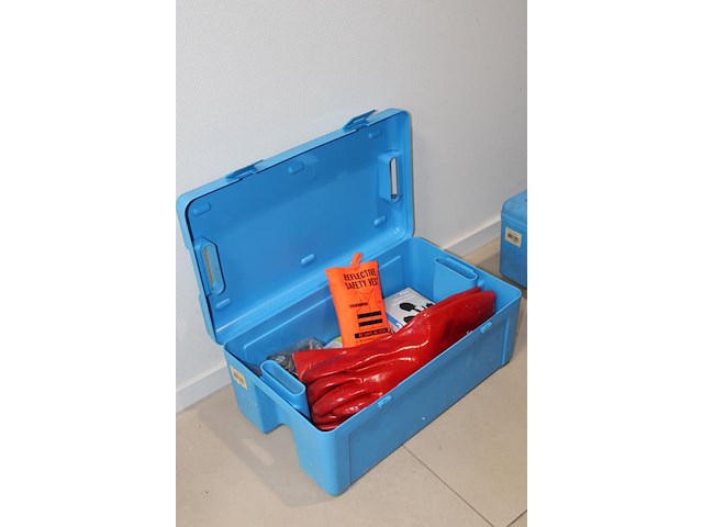Veiligheidskist medisafe met diverse beschermingsmiddelen. - afbeelding 2 van  2