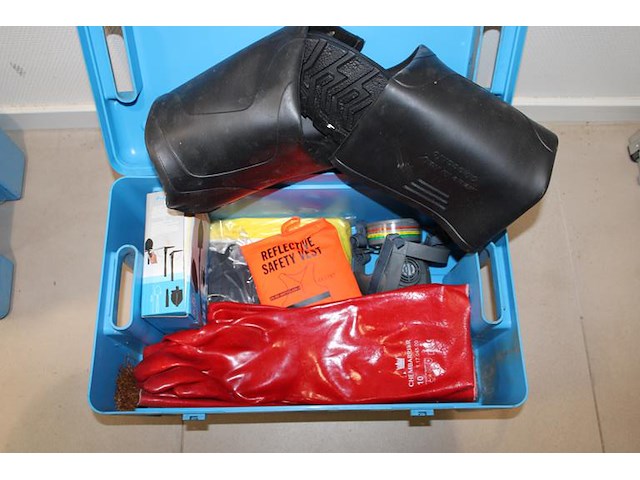 Veiligheidskist medisafe met diverse beschermingsmiddelen. - afbeelding 1 van  2