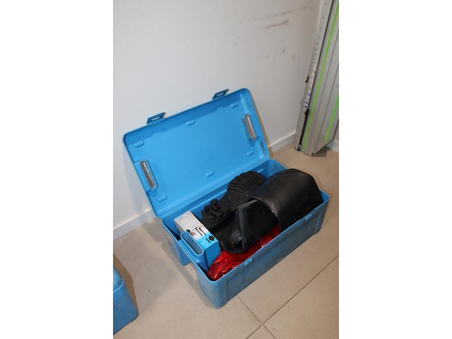 Veiligheidskist medisafe met diverse beschermingsmiddelen. - afbeelding 2 van  2