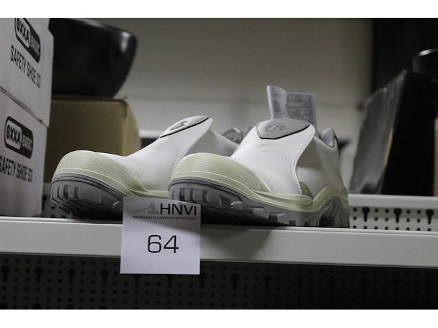 Veiligheidsschoenen bata industrials wit. vermoedelijk gebruikt - afbeelding 1 van  2