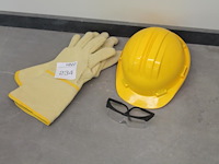 Veiligheidsset bestaande uit bril, helm en handschoenen. - afbeelding 1 van  1