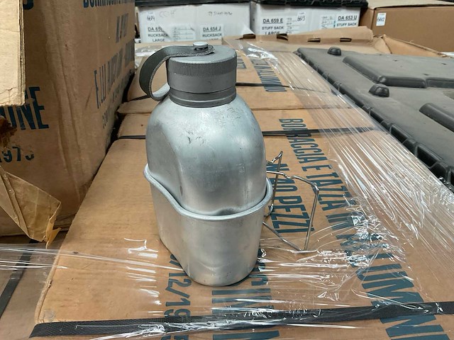 Veldfles met beker (450x) - afbeelding 1 van  4