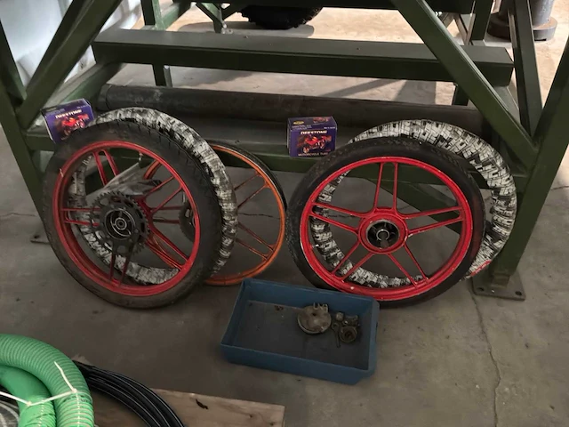 Velgen en banden puch brommer - afbeelding 1 van  3