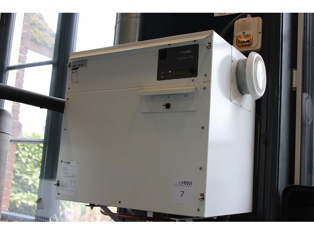 Ventilatielucht-/warmtepomp nibe fighter 120 met 3 instelbare buffervaten. onderdeel van combinatiekavel complete mini brouwerijopstelling bestaande uit brouwhuis, 8 gistingstanks (deels gevuld), bottellijn, pompen, warmtewisselaar, natte lijn etiketteermachine en chiller - afbeelding 1 van  3