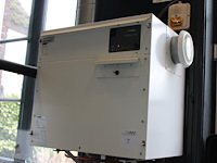 Ventilatielucht-/warmtepomp nibe fighter 120 met 3 instelbare buffervaten. onderdeel van combinatiekavel complete mini brouwerijopstelling bestaande uit brouwhuis, 8 gistingstanks (deels gevuld), bottellijn, pompen, warmtewisselaar, natte lijn etiketteermachine en chiller - afbeelding 1 van  3