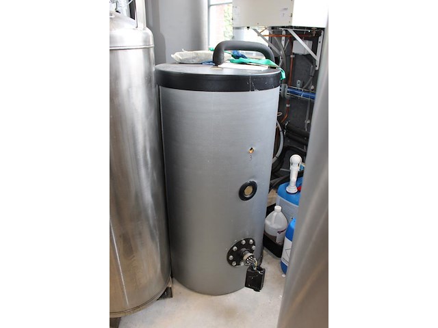 Ventilatielucht-/warmtepomp nibe fighter 120 met 3 instelbare buffervaten. onderdeel van combinatiekavel complete mini brouwerijopstelling bestaande uit brouwhuis, 8 gistingstanks (deels gevuld), bottellijn, pompen, warmtewisselaar, natte lijn etiketteermachine en chiller - afbeelding 2 van  3