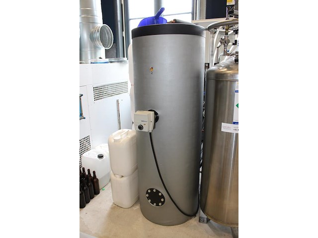 Ventilatielucht-/warmtepomp nibe fighter 120 met 3 instelbare buffervaten. onderdeel van combinatiekavel complete mini brouwerijopstelling bestaande uit brouwhuis, 8 gistingstanks (deels gevuld), bottellijn, pompen, warmtewisselaar, natte lijn etiketteermachine en chiller - afbeelding 3 van  3