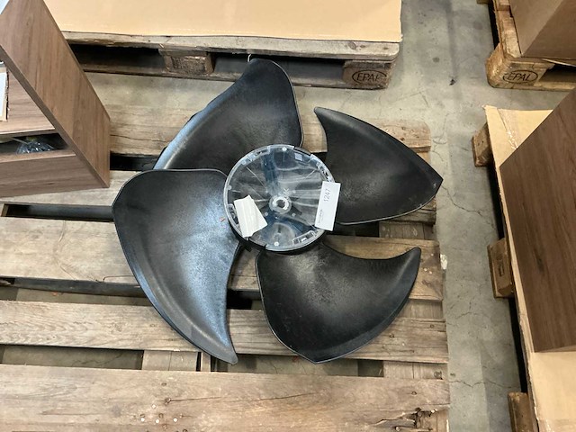 Ventilatorwaaier met 4 kunststof bladen - afbeelding 1 van  2
