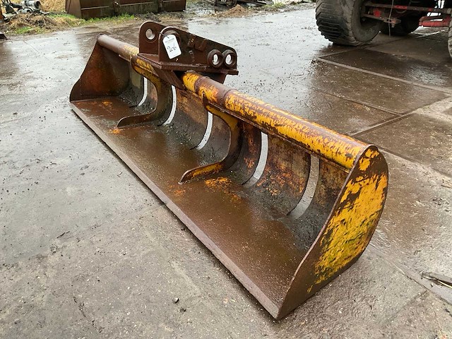Verachtert graafbak - afbeelding 1 van  5